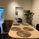 2 Bedroom Apartment With Garden Close To Station